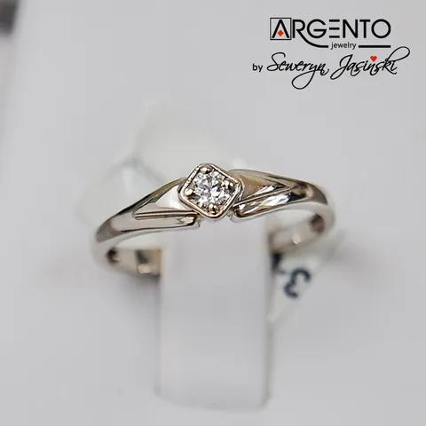 P042 Ekskluzywny pierścionek z 0,15 ct brylantem