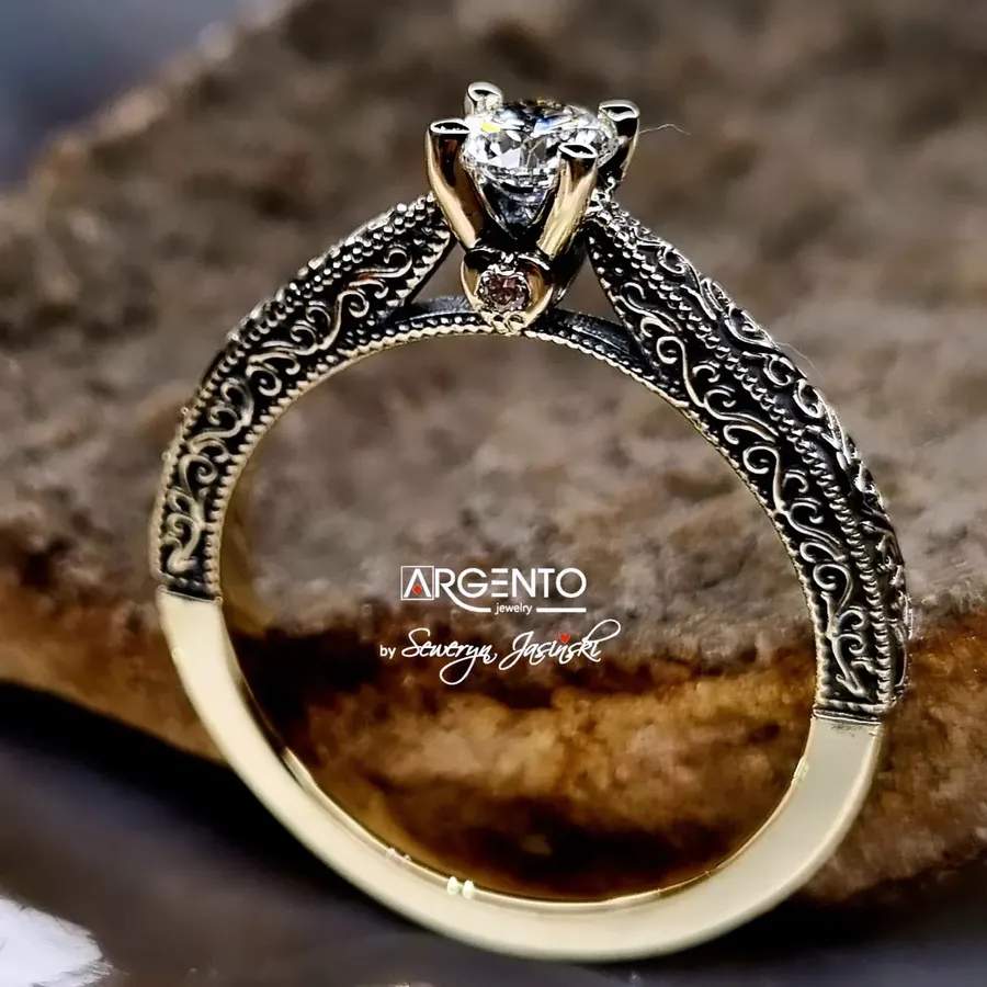 Złoty pierścionek zaręczynowy z diamentami P107