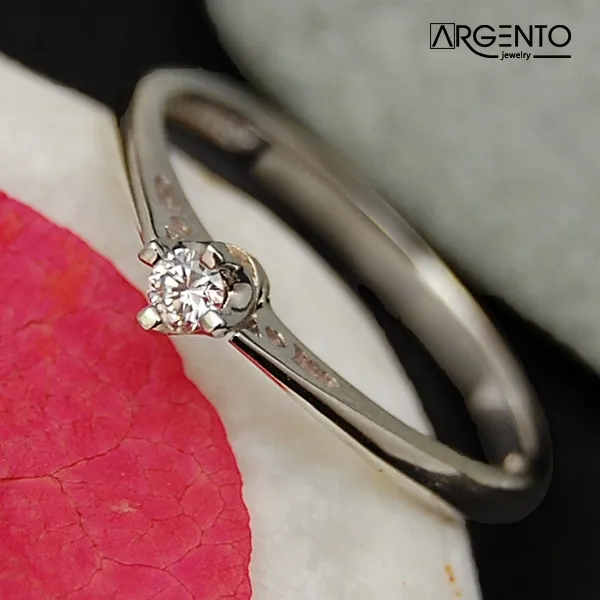 P037 Pierścionek z 0,06 ct brylantem