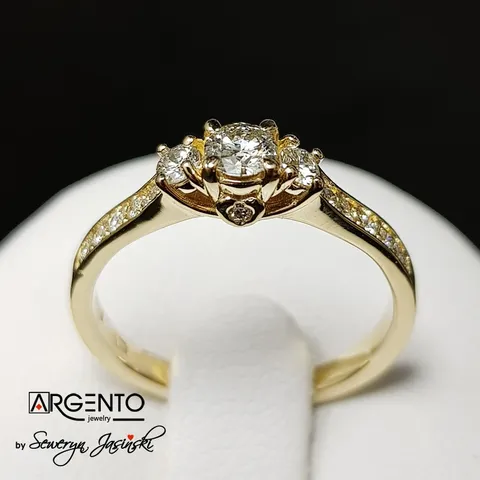 Pierścionek z brylantami 0,45 ct P093
