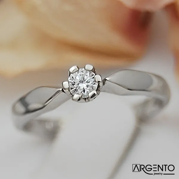 P036 Pierścionek z 0,10 ct brylantem