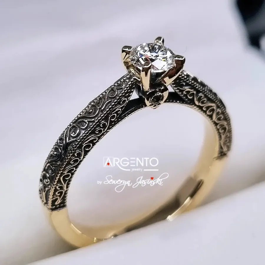 Złoty pierścionek zaręczynowy z diamentami P107