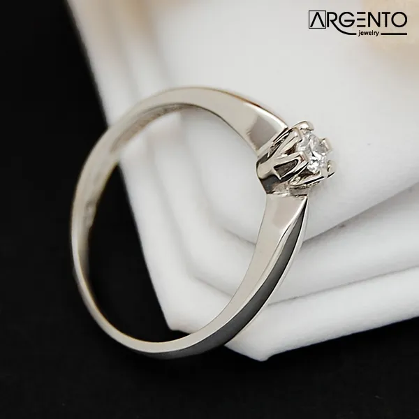 P036 Pierścionek z 0,10 ct brylantem