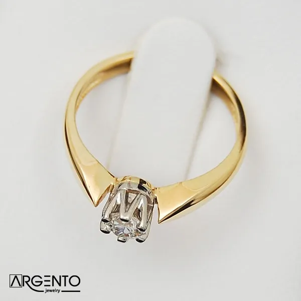 P035 Pierścionek z 0,25 ct brylantem