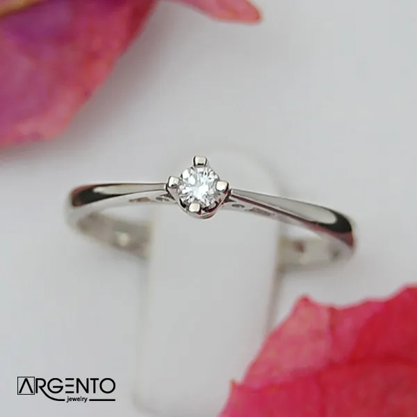 P037 Pierścionek z 0,06 ct brylantem