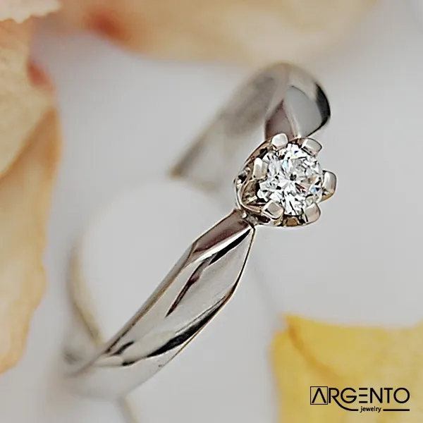 P036 Pierścionek z 0,10 ct brylantem