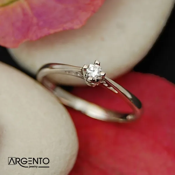 P037 Pierścionek z 0,06 ct brylantem