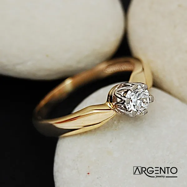 P035 Pierścionek z 0,25 ct brylantem